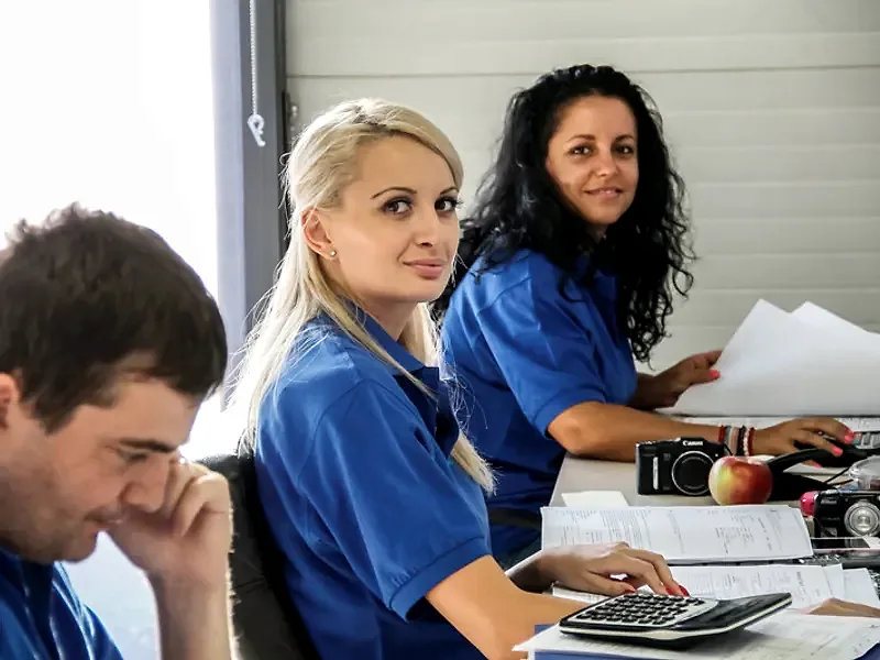 Echipa Top Lac Service lucrând la dosarele de daună